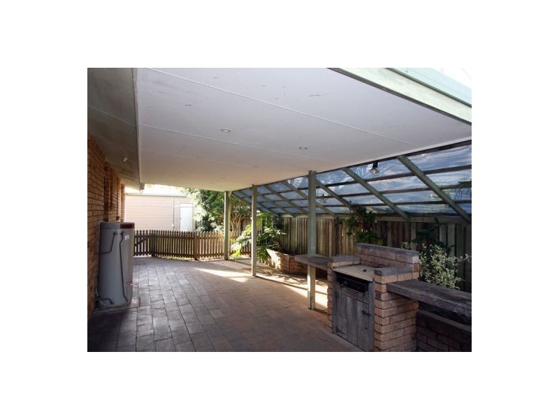 11 Owen Crescent, Urangan QLD 4655