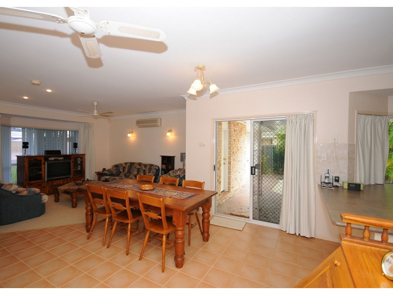 4 Earls Court, Point Vernon QLD 4655