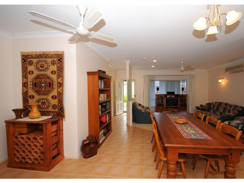 4 Earls Court, Point Vernon QLD 4655