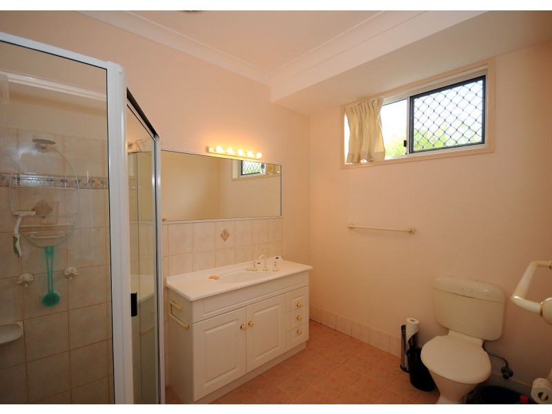 4 Earls Court, Point Vernon QLD 4655