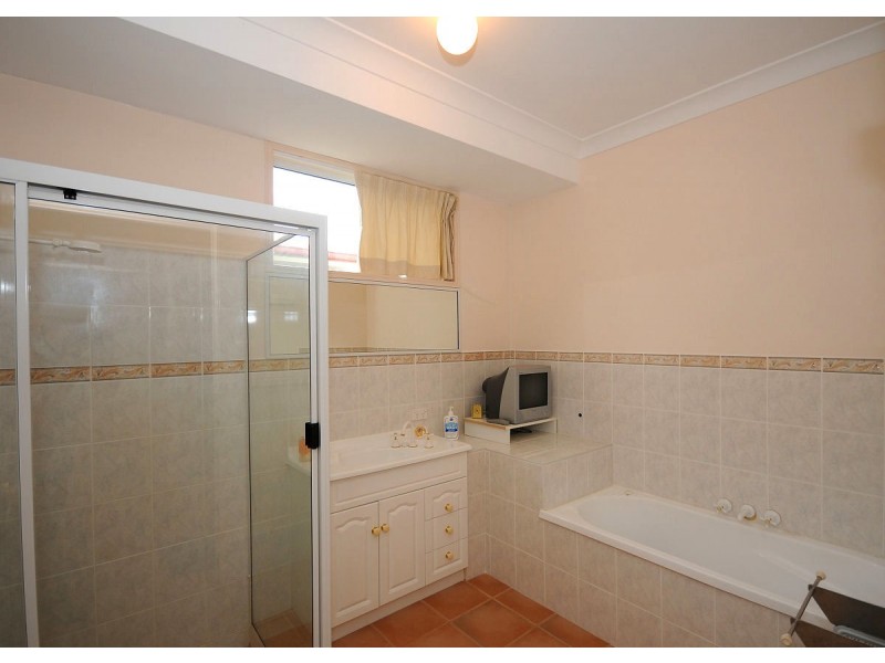 4 Earls Court, Point Vernon QLD 4655