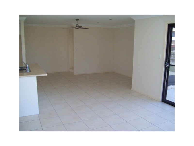 8 Whipbird Court, Urangan QLD 4655