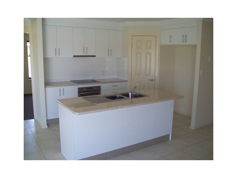 8 Whipbird Court, Urangan QLD 4655