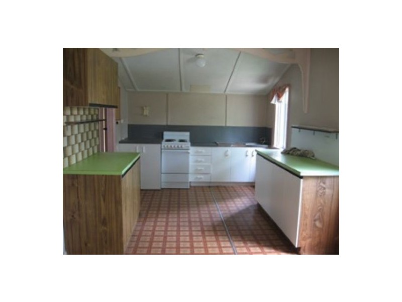 16 Smith Street, Urangan QLD 4655