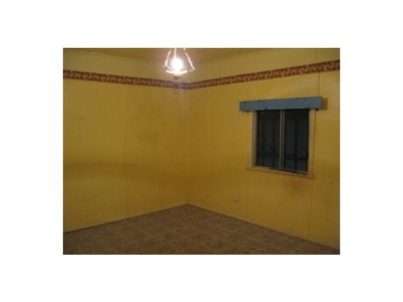 16 Smith Street, Urangan QLD 4655