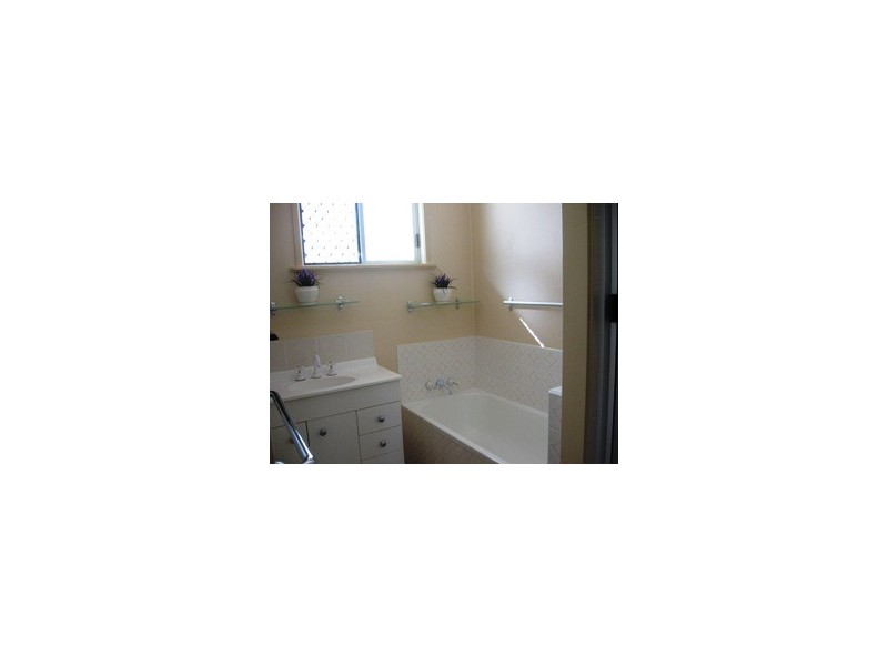 6 Arthur Street, Urangan QLD 4655