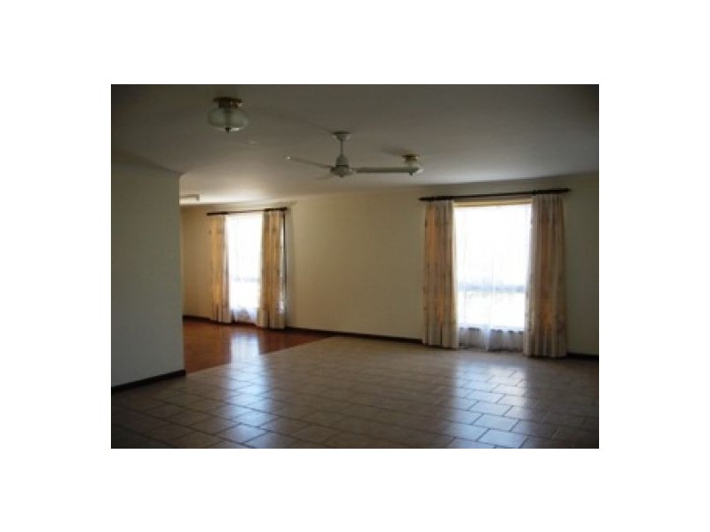 81 Hammond Street, Urangan QLD 4655