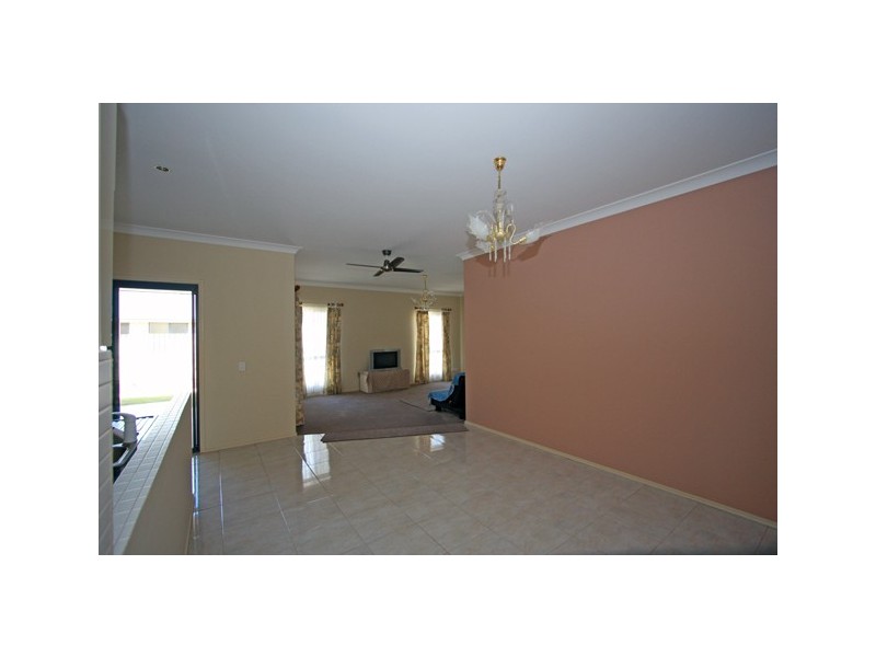 8 Stringybark Dr, Urangan QLD 4655