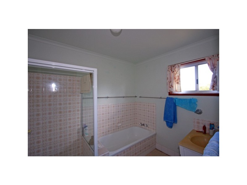 17 Richard St, Urangan QLD 4655