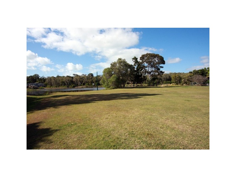 17 Richard St, Urangan QLD 4655