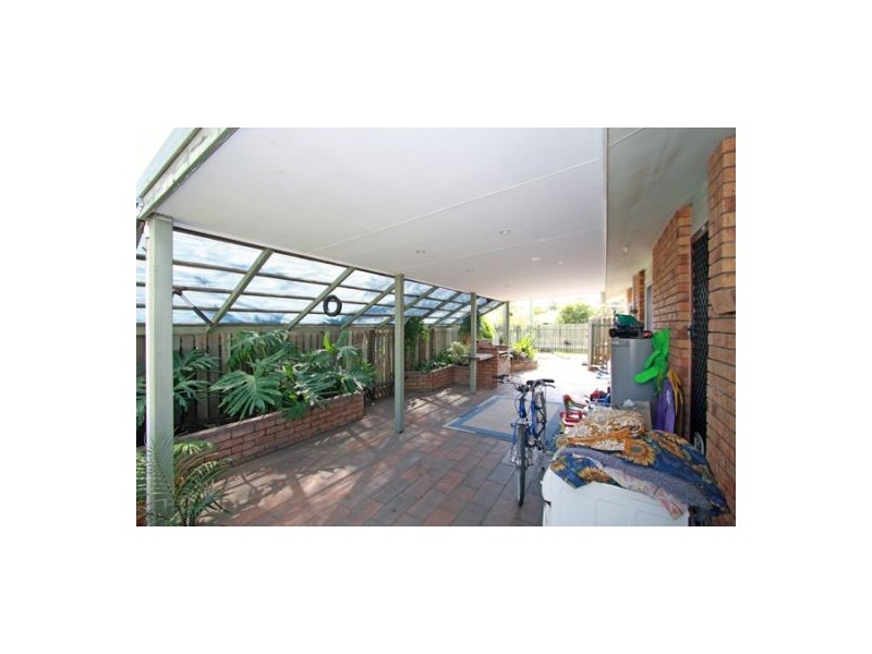 11 Owen Cr, Urangan QLD 4655