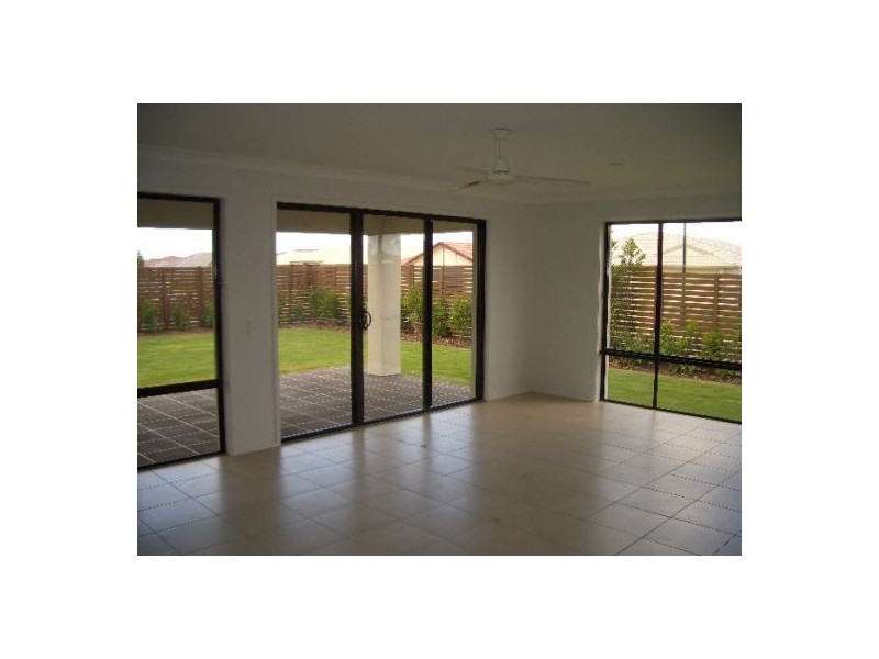 17 Earl St Vincent Circuit, Eli Waters QLD 4655