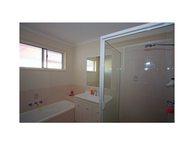 10 Moonstone Dr, Urangan QLD 4655