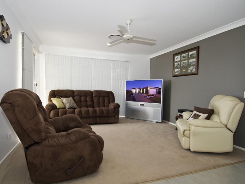 41 Earl St Vincent Cct, Eli Waters QLD 4655