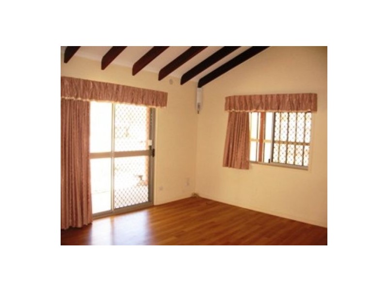 10 Owen Crescent, Urangan QLD 4655