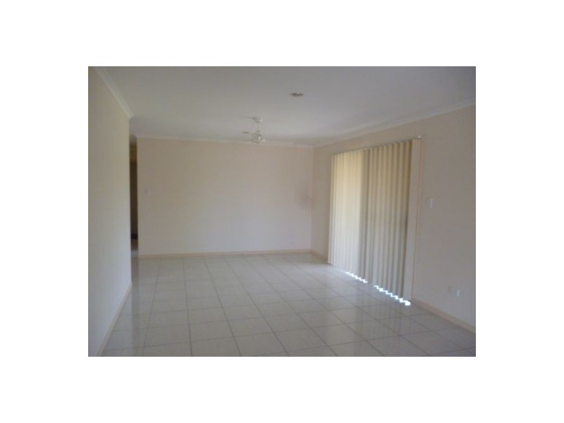 9 Earl St Vincent, Eli Waters QLD 4655