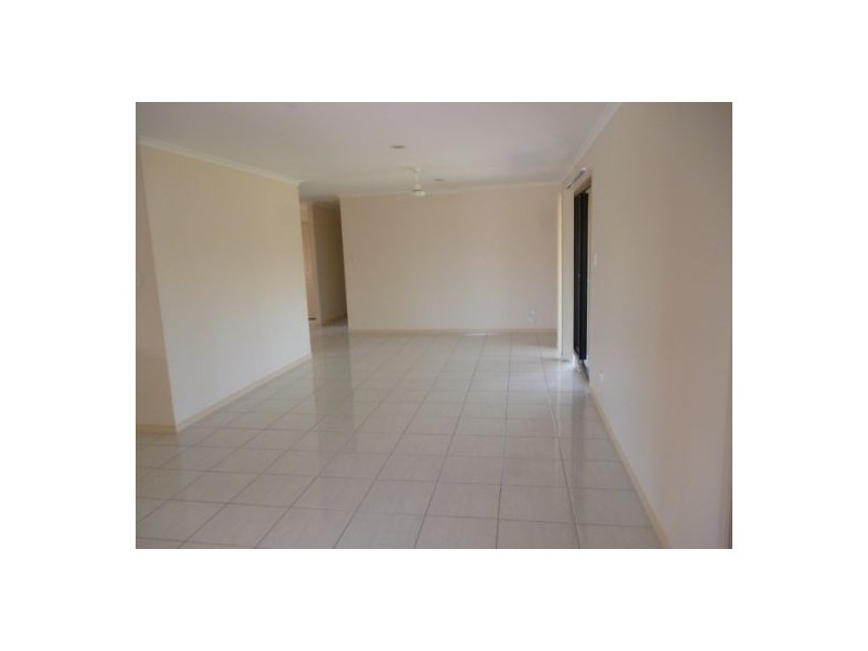 9 Earl St Vincent, Eli Waters QLD 4655