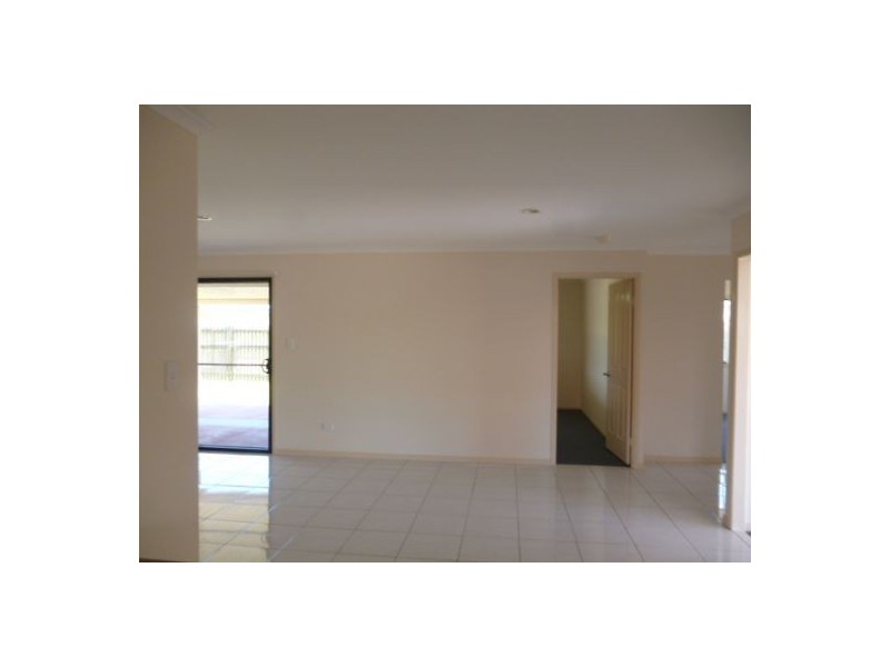 9 Earl St Vincent, Eli Waters QLD 4655