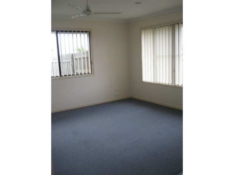 9 Earl St Vincent, Eli Waters QLD 4655