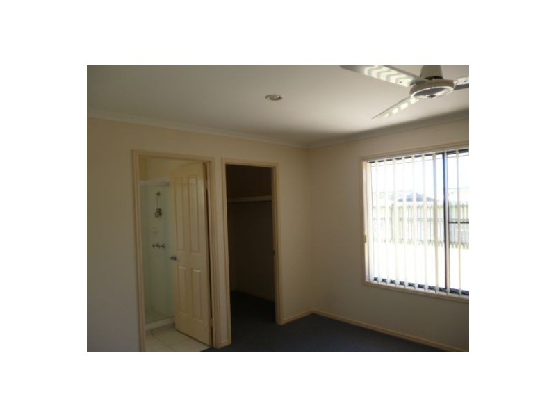 9 Earl St Vincent, Eli Waters QLD 4655