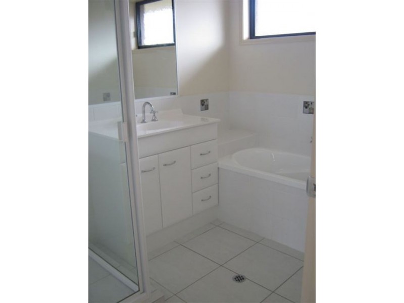 9 Earl St Vincent, Eli Waters QLD 4655