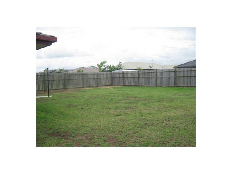 9 Earl St Vincent, Eli Waters QLD 4655