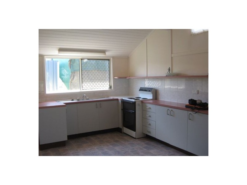 8 Hibiscus Street, Urangan QLD 4655