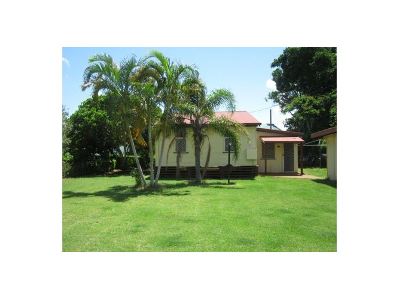 8 Hibiscus Street, Urangan QLD 4655