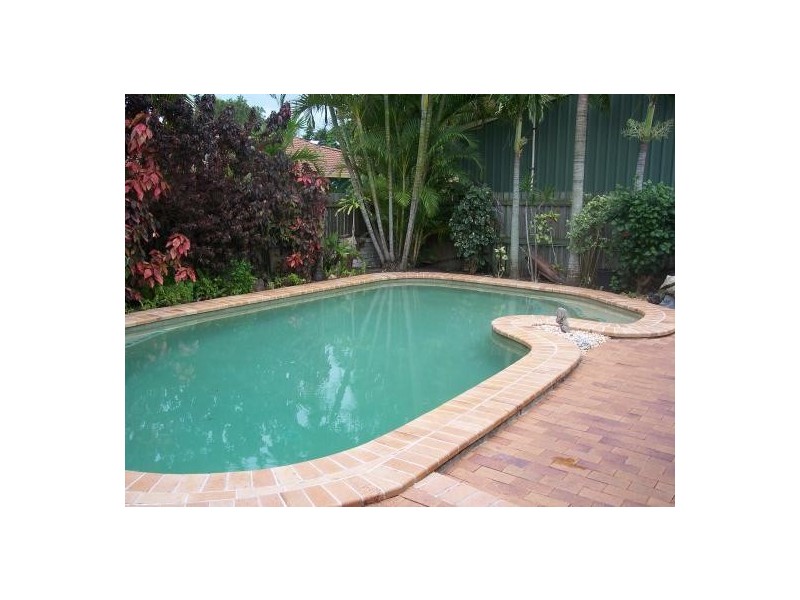 7 Whitby St, Urangan QLD 4655