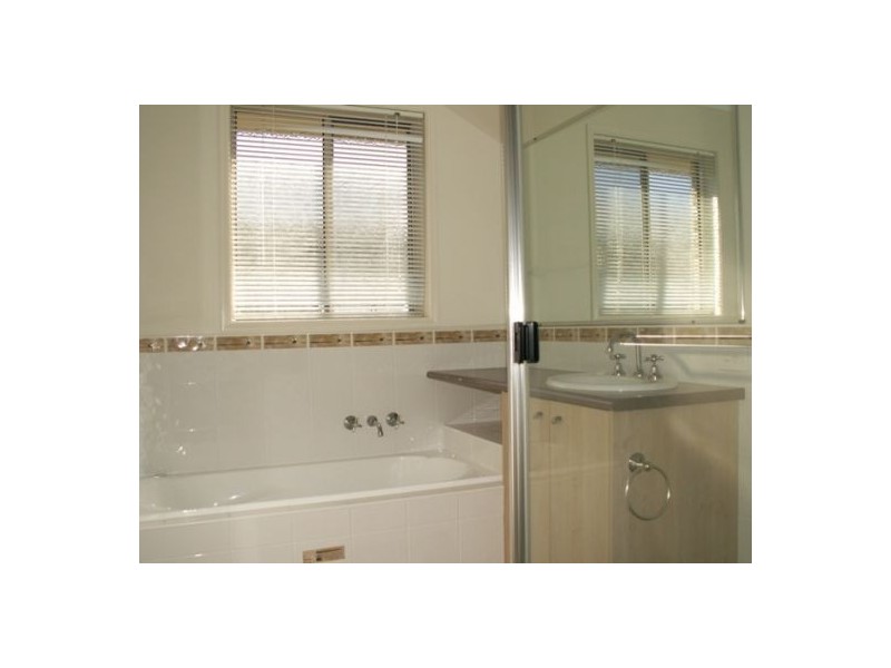 15 Kestrel Ct, Eli Waters QLD 4655