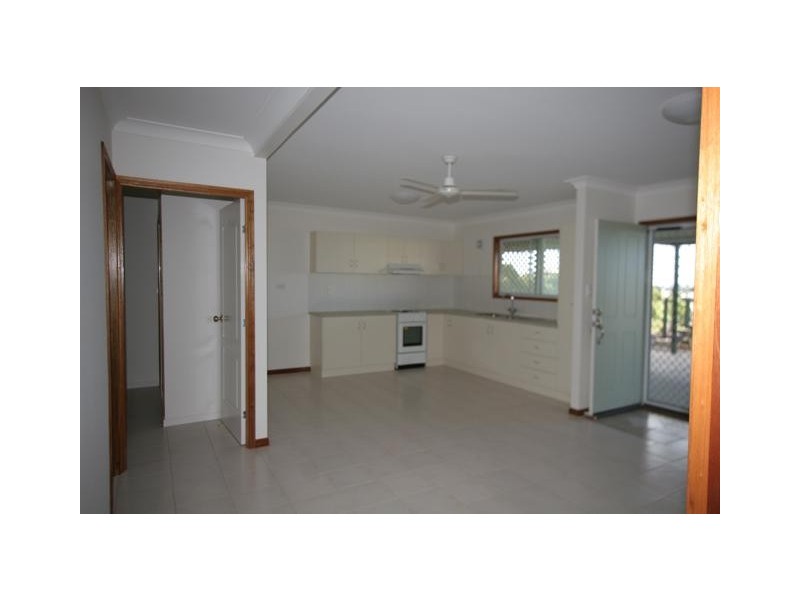 Downstairs 2 Rocky Glen Court, Urangan QLD 4655