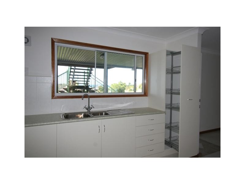 Downstairs 2 Rocky Glen Court, Urangan QLD 4655