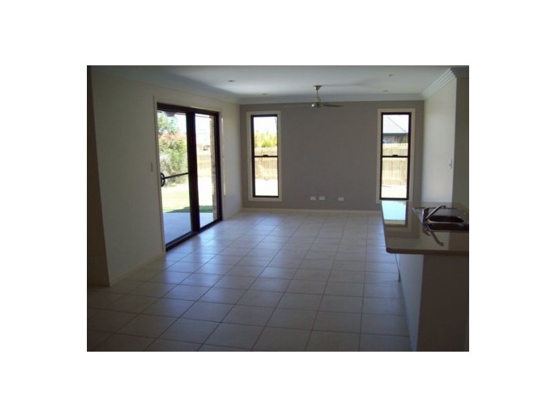 8 Whipbird Ct, Urangan QLD 4655