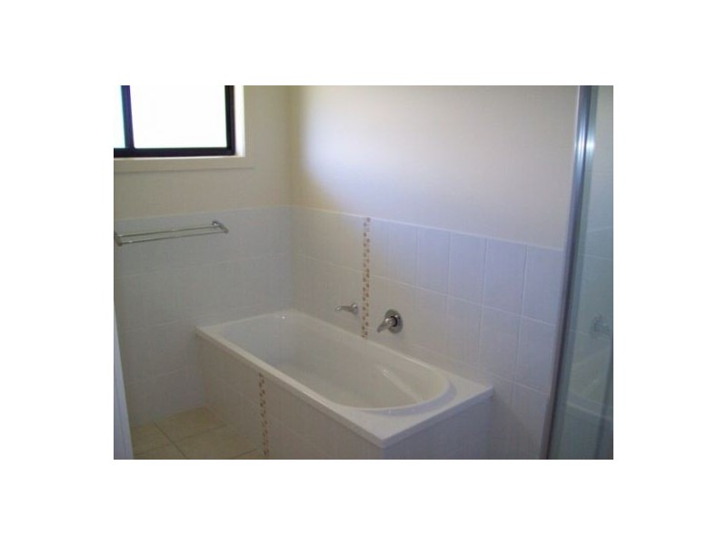8 Whipbird Ct, Urangan QLD 4655