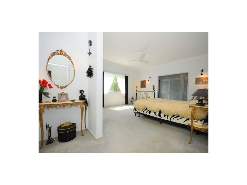 2 Senor Avenue, Urangan QLD 4655