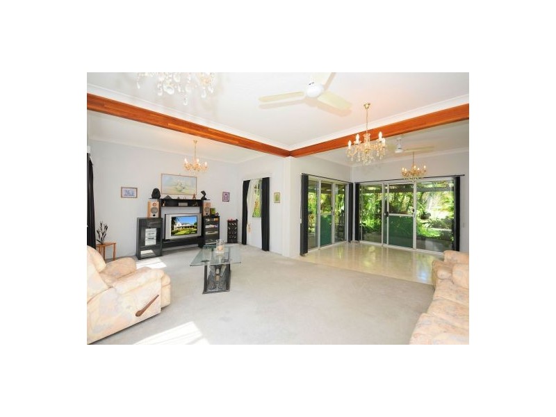 2 Senor Avenue, Urangan QLD 4655