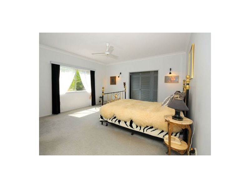 2 Senor Avenue, Urangan QLD 4655