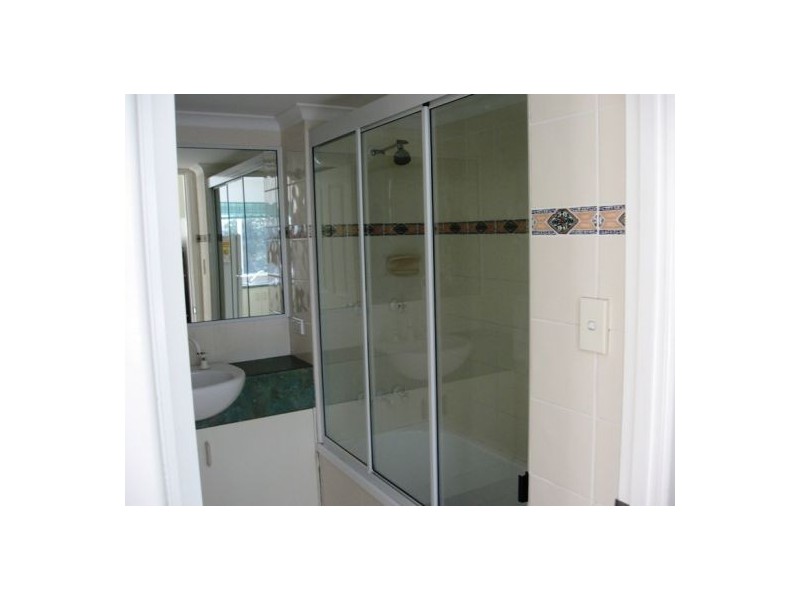 2/407 Esplanade, Torquay QLD 4655