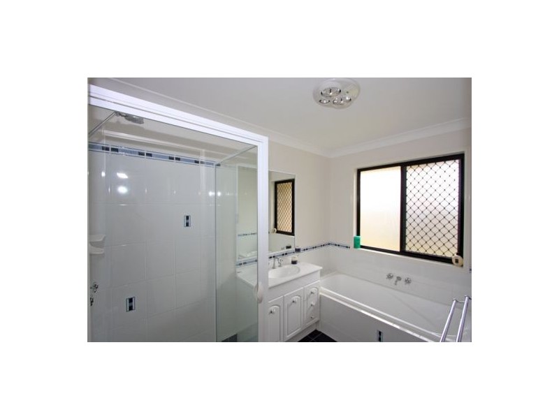 14 STRINGYBARK DR, Urangan QLD 4655