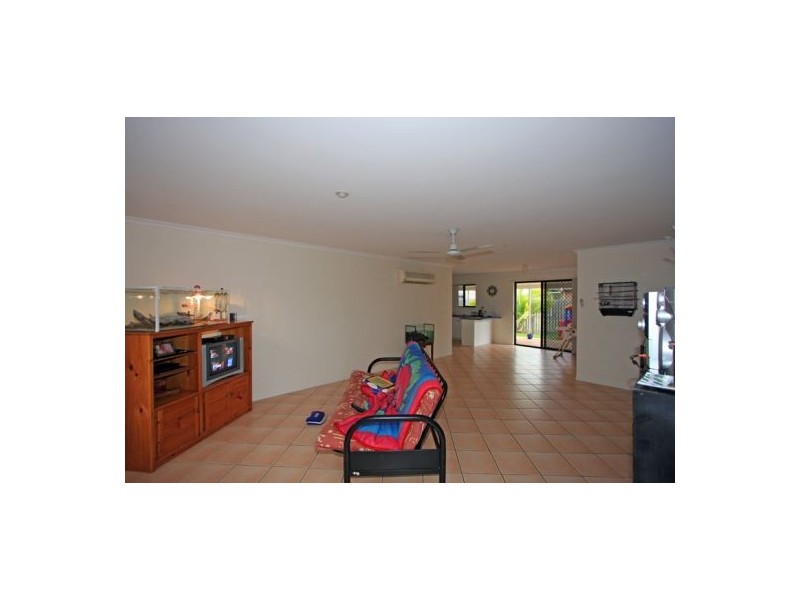 12 SONDER ST, Urangan QLD 4655
