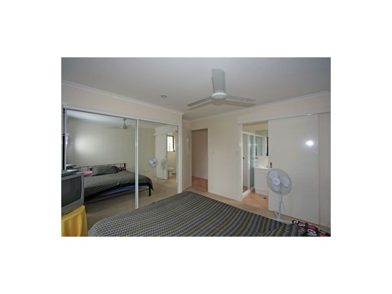 12 SONDER ST, Urangan QLD 4655