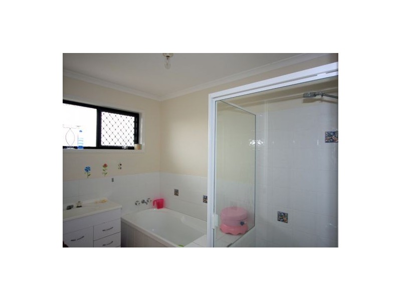 12 SONDER ST, Urangan QLD 4655
