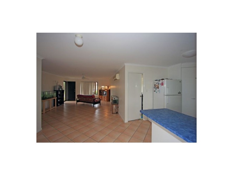 12 SONDER ST, Urangan QLD 4655
