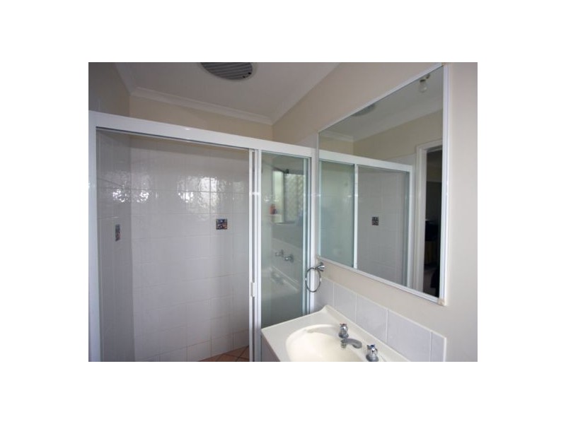 12 SONDER ST, Urangan QLD 4655