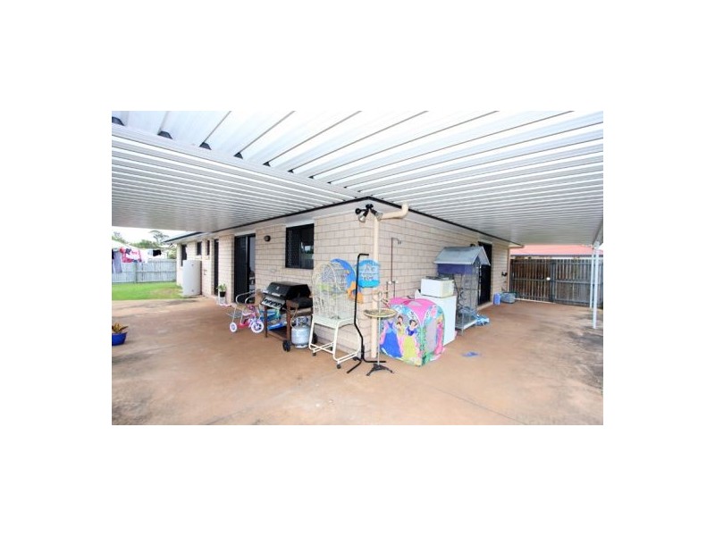 12 SONDER ST, Urangan QLD 4655