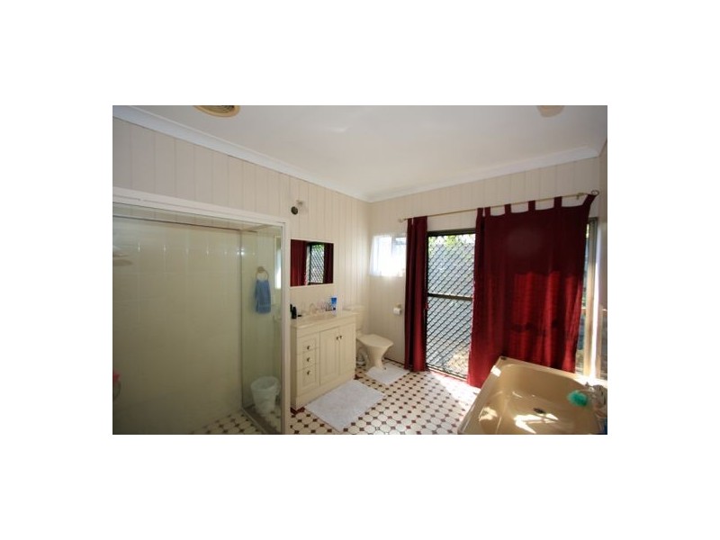 813 Boat Harbour Dr, Urangan QLD 4655