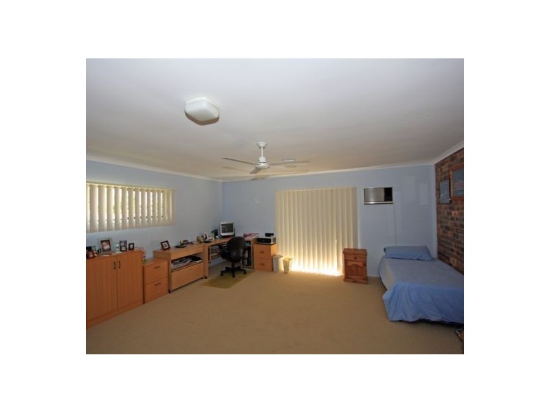 813 Boat Harbour Dr, Urangan QLD 4655