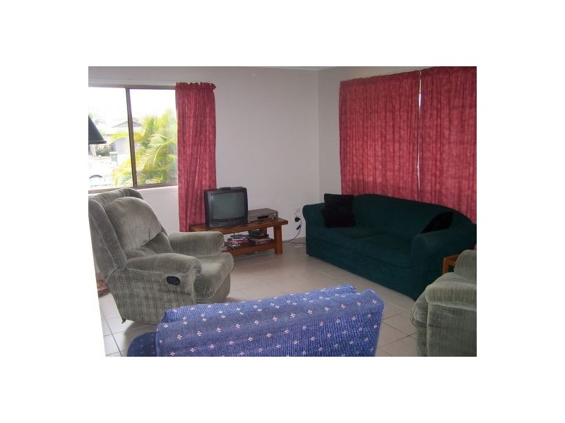 1 Rhys Ct, Torquay QLD 4655