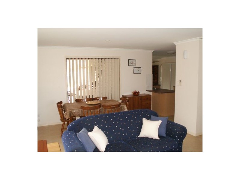 20 Kestrel Ct, Eli Waters QLD 4655