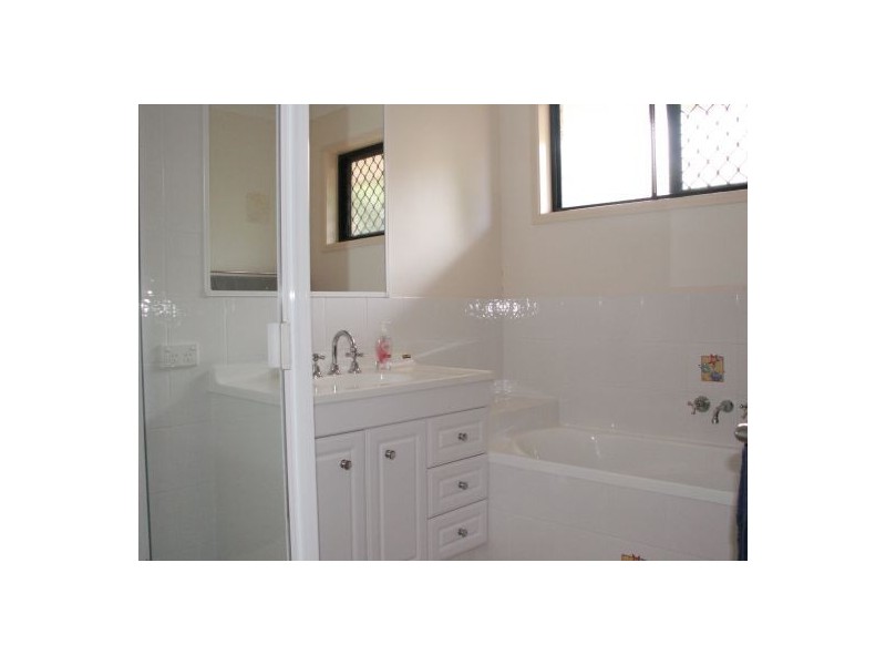 20 Kestrel Ct, Eli Waters QLD 4655